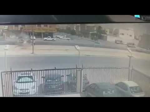 لحظة تعرّض سيارة مسرعة إلى حادث مروّع في السعودية