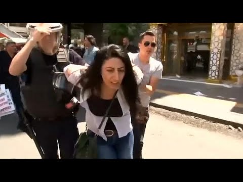 شاهد اعتقال عشرات المتظاهرين الأتراك المتضامنين مع أستاذين مضربين عن الطعام