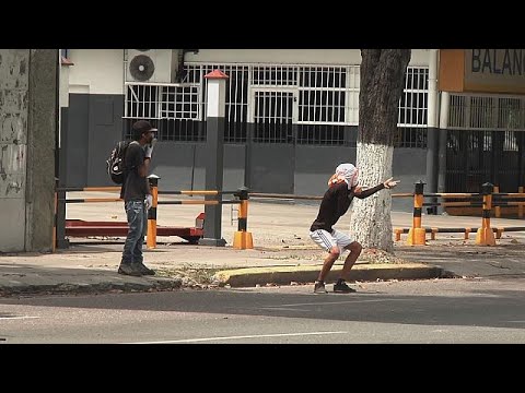 مادورو يدعو المعارضة إلى الحوار وواشنطن تأمر دبلوماسييها بالمغادرة