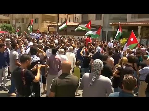 احتجاجات عارمة في الأردن للمطالبة بإغلاق السفارة الإسرائيلية 