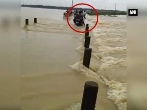 الفيضانات تسحب شابان حاولا العبور وسط المياه في الهند