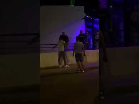 لحظة اعتداء حارس ملهى ليلي على شاب