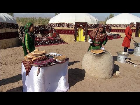 شاهد الطريق إلى عشق أباد فطيرة مطبوخة في الرمال