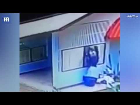 بالفيديو  تصرف غريب من أغبى لص في العالم