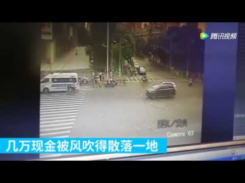 رجل يخسر آلاف الجنيهات على الطريق بسبب الرياح