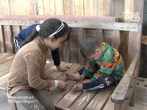 فلسطيني يتحدى الحصار وينشئ منزله من الخشب