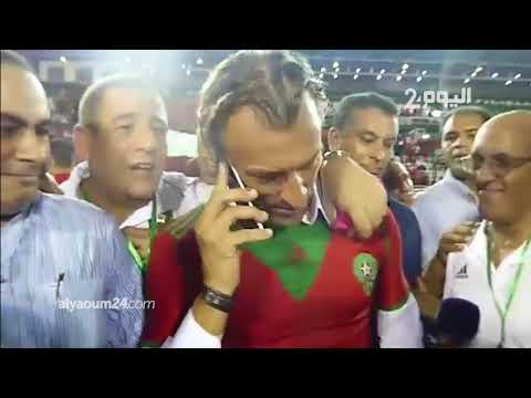 لحظة اتصال العاهل المغربي بالمدرّب رونار بعد الفوز على المنتخب الإيفواري