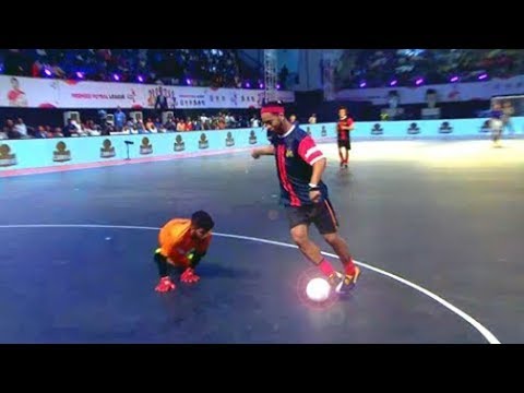 الساحر رونالدينهو يبدع في كرة الصالات