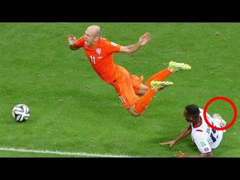 شاهد أشهر 10 حالات التمثيل على الحكام في تاريخ كرة القدم