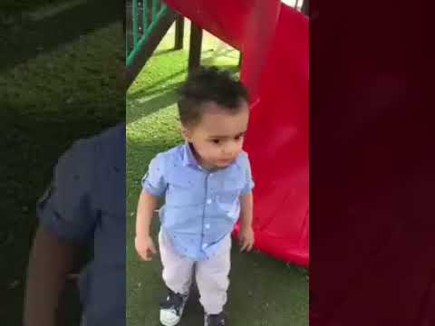 شاهد رد فعل طفل صغير لحظة سماع الأذان