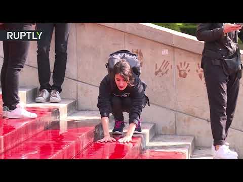 نشطاء البيئة يلطخون سلالم تروكاديرو الفرنسية بدم الحيوانات المنقرضة