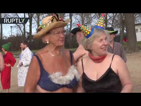 استقبال العيد بالمايو في مياه حرارتها أدنى من الصفر بـ4 درجات