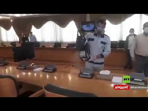 تعقيم قاعة مسؤول إيراني قبل مؤتمره الصحافي