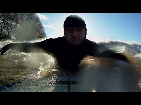 فيديو إنجليز يحصلون على أكبر موجة نهرية منذ 20 عامًا