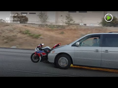 سيارة تمشي على طريق سريع يتطاير الشرر من تحتها