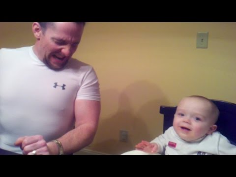 شاهد أب يعلّم ابنه التجشؤ