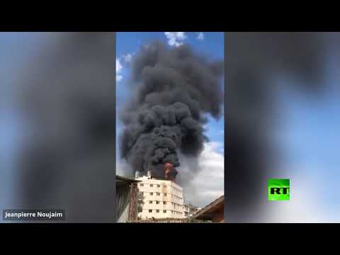 اندلاع حريق كبير على سطح أحد المباني في ضواحي بيروت