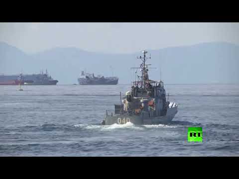 تصادم بين سفينة للأسطول اليوناني وسفينة حاويات قبالة ميناء بيريوس