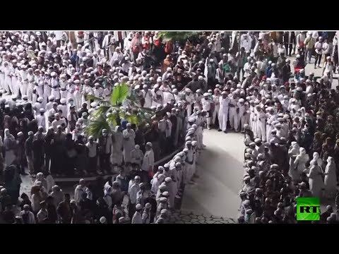 الآلاف يستقبلون رجل الدين الإسلامي رزيق شهاب في إندونيسيا