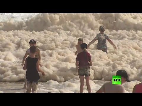 فيضانات ورياح قوية وكميات هائلة من الرغوة على الشواطئ في أستراليا