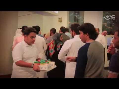 تزاحم العملاء أمام مراكز البيع لشراء آيفون 6