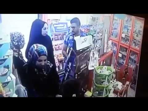 شاهد تفتيش 3 فتيات حاولن سرقة معروضات
