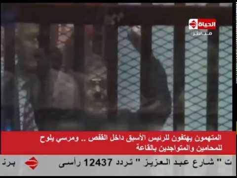 شاهدمرسي بالبدلة الزرقاءيثير الجدل داخل القفص في المحكمة