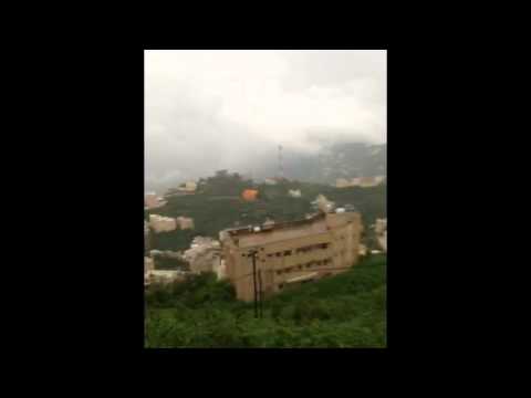 شاهد صاعقة تطيح بمواطن لحظة تصويره هطول الأمطار في جازان