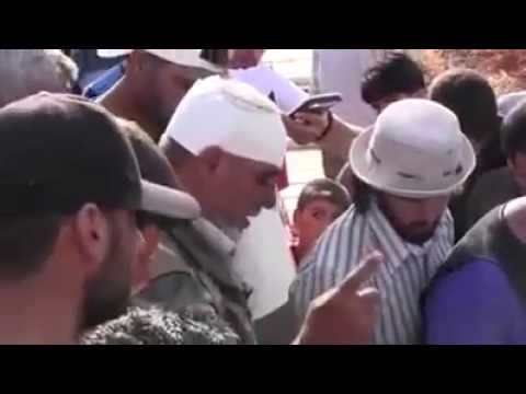 والد يودع ابنه قبل دفنه في درعا