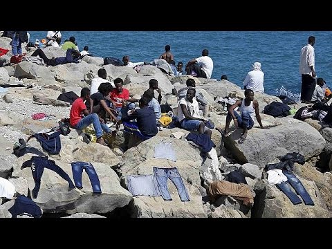 المهاجرون العالقون في فنتيميليا ينتظرون على الشاطئ
