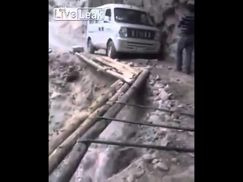 بالفيديو سائق مغامر يعبر عددًا من التلال الخطرة