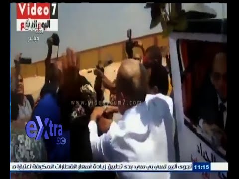 بالفيديو المواطنين ينهالون بالضرب على مواطن رفع شارة رابعة