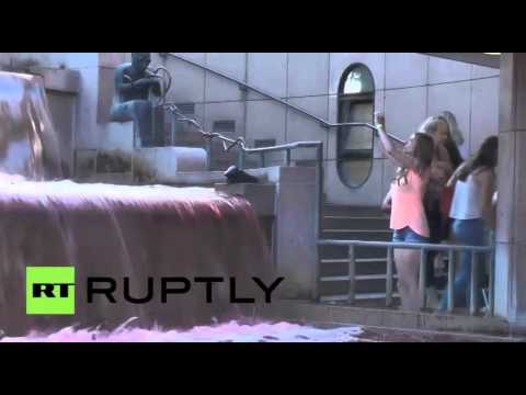 شاهد نافورات تتدفق بالمياه الحمراء