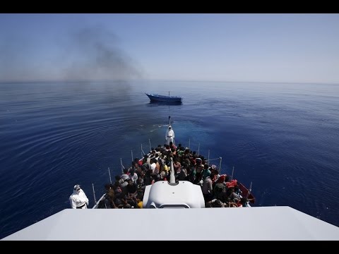 البحرية الإيطالية تنقذ 823 مهاجرًا غير شرعي