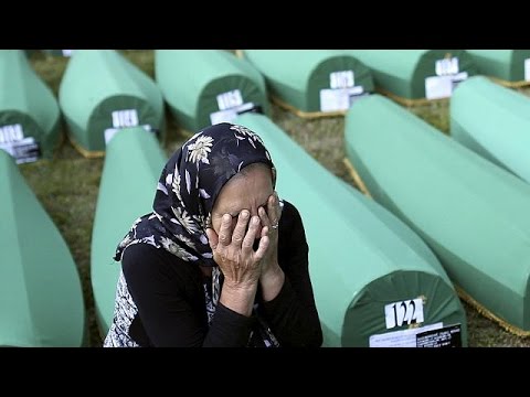 آلاف البوسنيين يحيون ذكرى مذبحة سريبرينيتسا