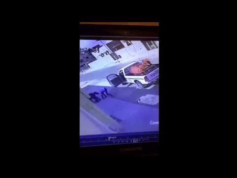 بالفيديو سرقة أغطية الصرف الصحي نهارًا في مكة