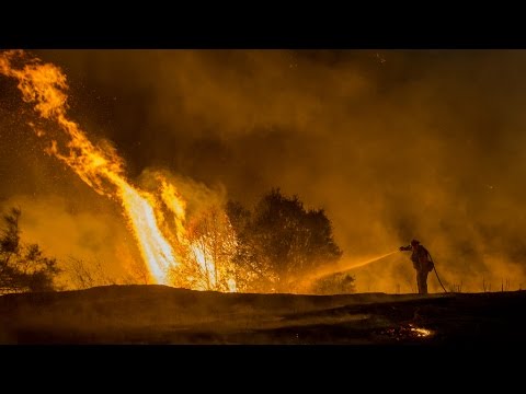 شاهد ألسنة اللهب تغزو ولاية كاليفورنيا