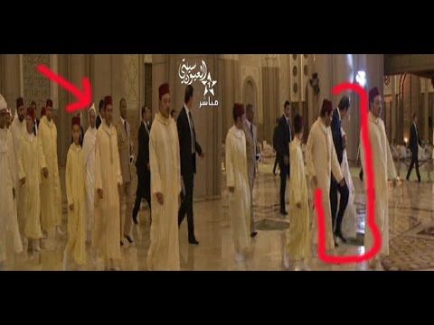 بالفيديو أحد مرافقي الملك محمد السادس يسقط في بركة ماء