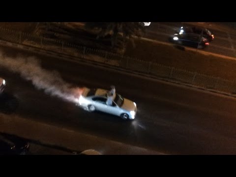 شاهدموكب عرس يحول شوارع عجمان إلى حلبة استعراض