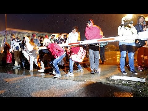 شاهد دخول مجموعة أولى من المهاجرين إلى النمسا