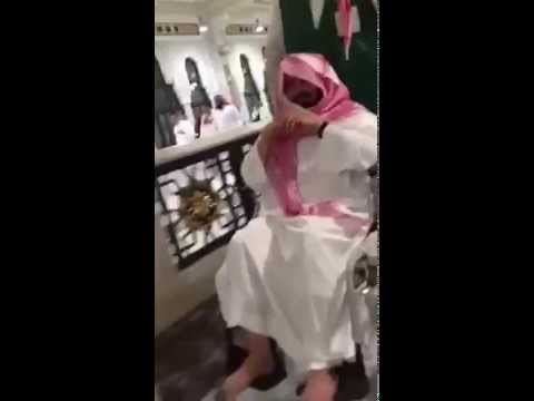 شاهد إمام الحرم المكي يتخفى بكرسي متحرك