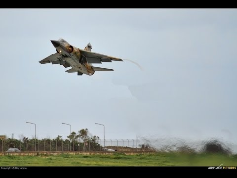 شاهد سلاح الجو الليبي يشن غارات على داعش في درنة