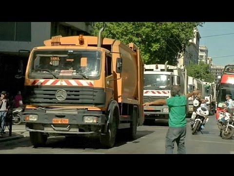 شاهد عمال النظافة في أثينا يحتجون ضد إصلاح نظام التقاعد