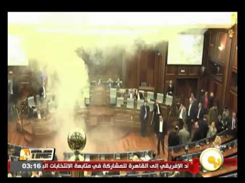 شاهد نائبة في برلمان كوسوفا تلقي قنبلة غاز في قاعة البرلمان