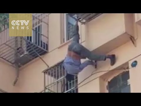 بالفيديو عامل بناء صيني يسقط من الطابق السادس