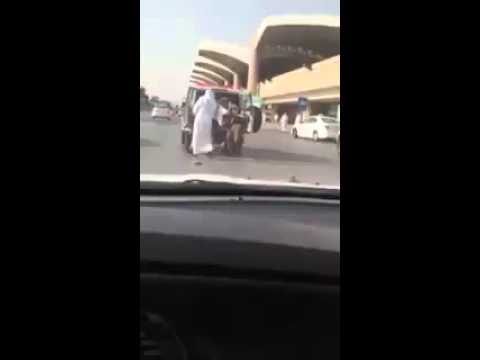 شاهد مواطن يقاوم رجال المرور أمام مطار الملك خالد