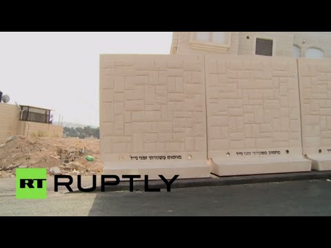 شاهد إسرائيل تضع جدارا يعزل الأحياء العربية