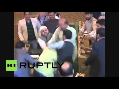 شاهد اعتداء على نائب في البرلمان بالضرب