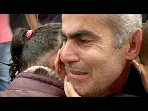 شاهد دموع اللاجئ السوري زكي في ميناء خيوس اليوناني