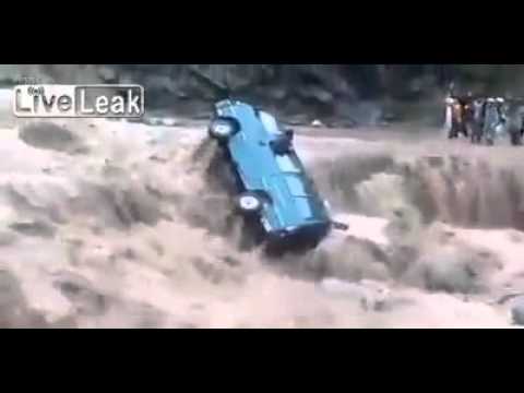 بالفيديو فيضان هائل يجرف ميكروباص بركابه